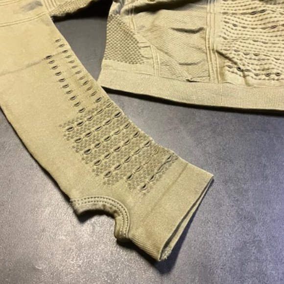 Women's Army Green Cropped Top Long Sleeve Vented Thumb Holes Workout Top M NIP - Picture 4 of 7